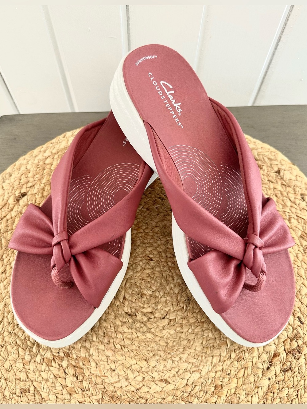 Clarks Women's Bow Thong Sandals in Dusty Rose